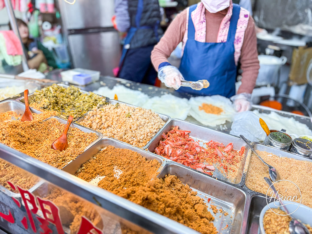 【中壢車站美食】劉家現做潤餅 份量大到炸開！兩個拳頭大的紮實料多，清明節排隊必買的巨無霸銅板美食 @About Hsuan美美媽咪親子美食旅遊