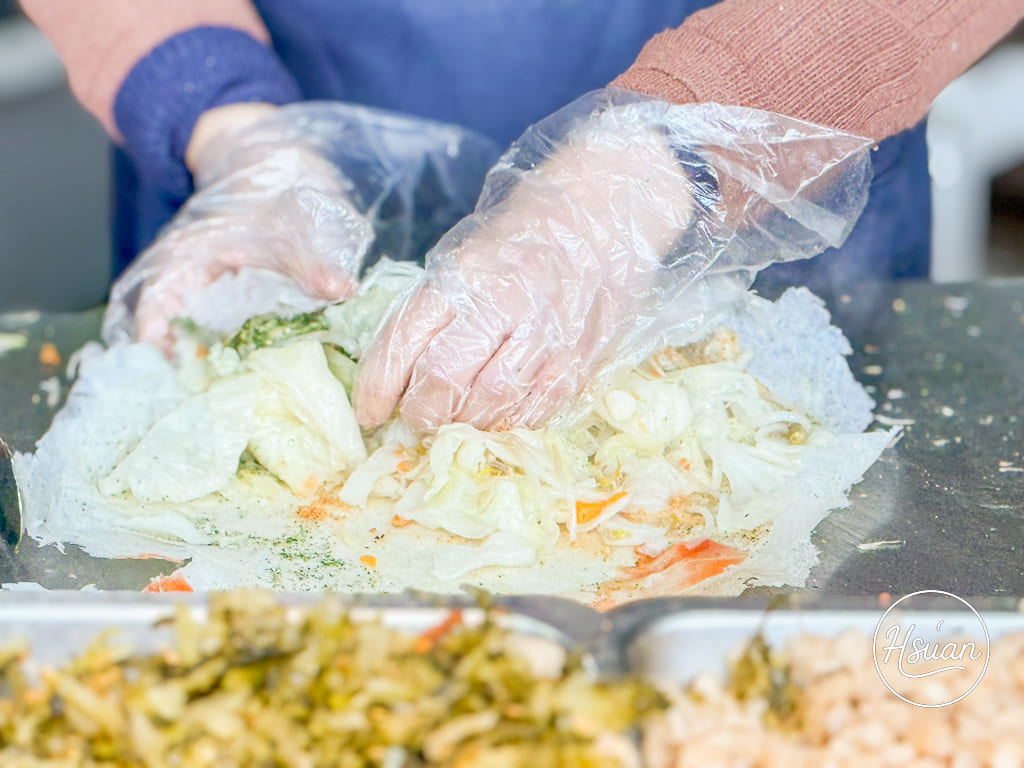 【中壢車站美食】劉家現做潤餅 份量大到炸開！兩個拳頭大的紮實料多，清明節排隊必買的巨無霸銅板美食 @About Hsuan美美媽咪親子美食旅遊