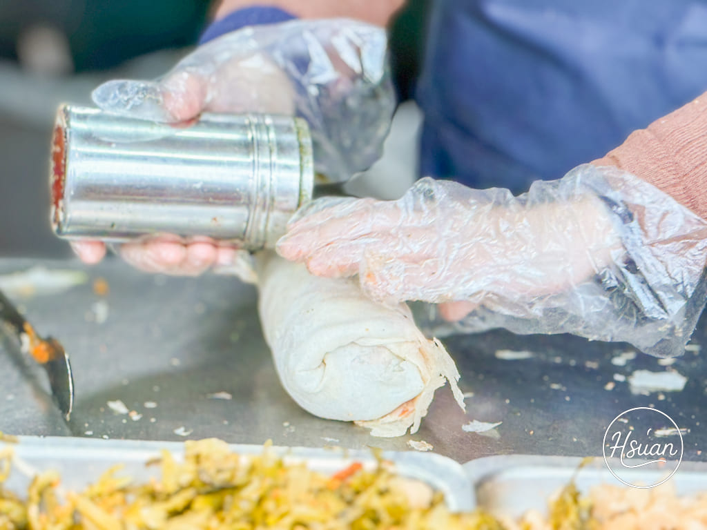 【中壢車站美食】劉家現做潤餅 份量大到炸開！兩個拳頭大的紮實料多，清明節排隊必買的巨無霸銅板美食 @About Hsuan美美媽咪親子美食旅遊