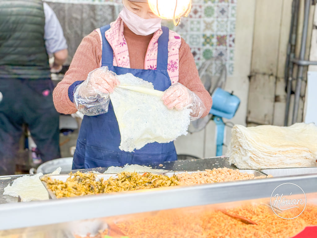 【中壢車站美食】劉家現做潤餅 份量大到炸開！兩個拳頭大的紮實料多，清明節排隊必買的巨無霸銅板美食 @About Hsuan美美媽咪親子美食旅遊