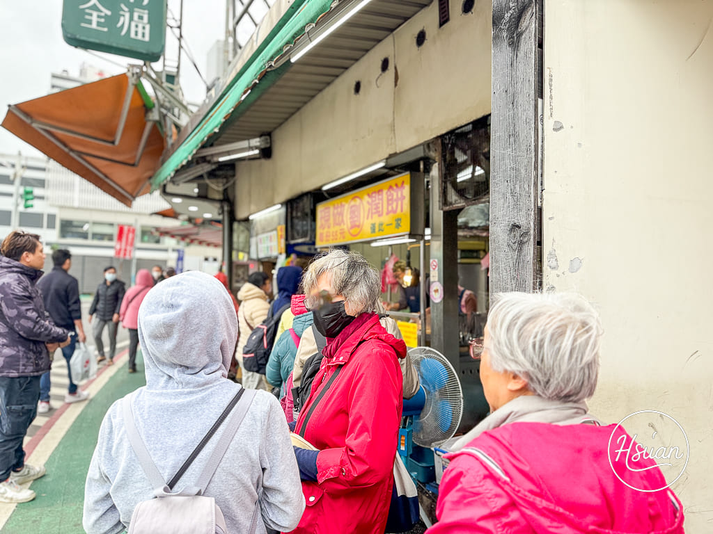 【中壢車站美食】劉家現做潤餅 份量大到炸開！兩個拳頭大的紮實料多，清明節排隊必買的巨無霸銅板美食 @About Hsuan美美媽咪親子美食旅遊