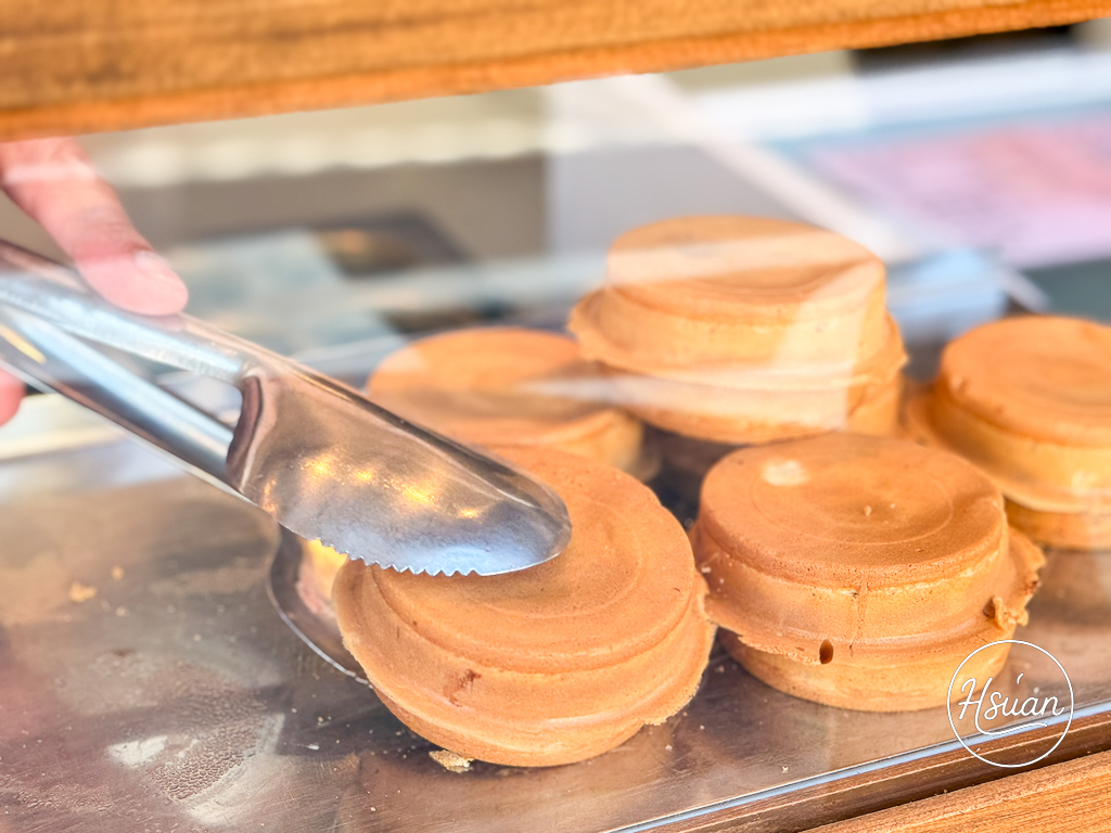 【中壢過嶺甜點推薦】松勇路創意車輪餅:爆漿金沙入餡!12元超佛心下午茶,還有過嶺美食地圖週邊一起吃 @About Hsuan美美媽咪親子美食旅遊 【中壢過嶺甜點推薦】松勇路創意車輪餅:爆漿金沙入餡!12元超佛心下午茶,還有過嶺美食地圖週邊一起吃 @About Hsuan美美媽咪親子美食旅遊