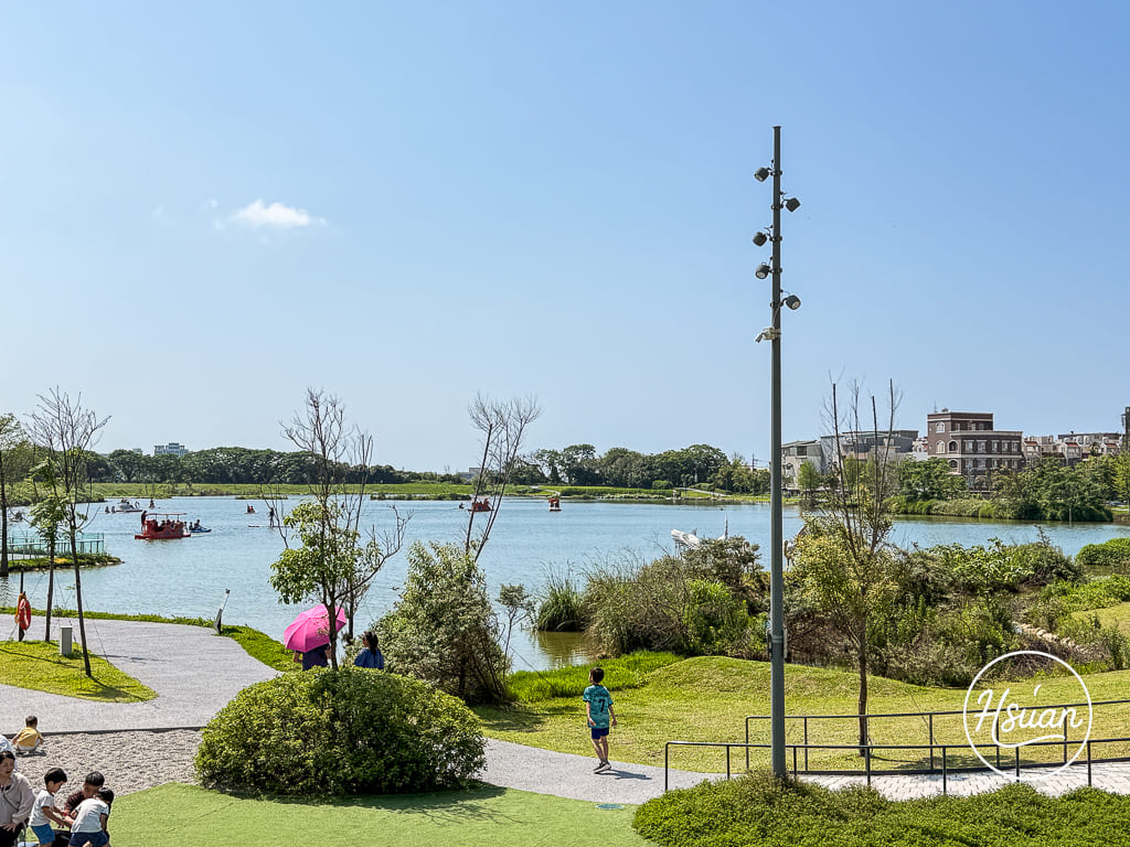 【2026 桃園最強公園】大園華興池生態埤塘公園：大人也能玩的極速滑軌、SUP 水上立槳體驗，還有絕美下沉式步道！ @About Hsuan美美媽咪親子美食旅遊