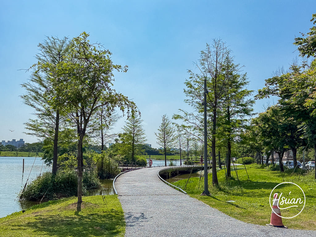 【2026 桃園最強公園】大園華興池生態埤塘公園：大人也能玩的極速滑軌、SUP 水上立槳體驗，還有絕美下沉式步道！ @About Hsuan美美媽咪親子美食旅遊