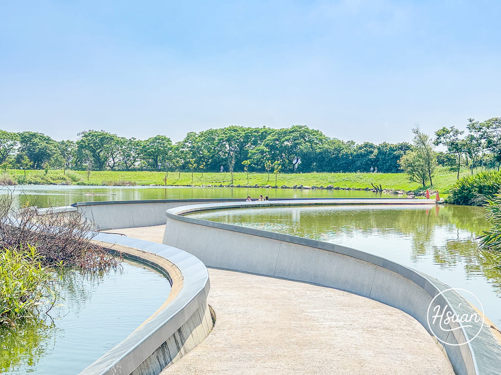 【2026 桃園最強公園】大園華興池生態埤塘公園：大人也能玩的極速滑軌、SUP 水上立槳體驗，還有絕美下沉式步道！ @About Hsuan美美媽咪親子美食旅遊