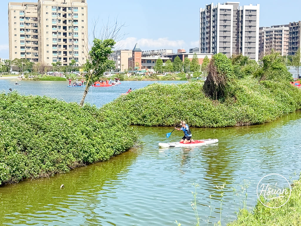 【2026 桃園最強公園】大園華興池生態埤塘公園：大人也能玩的極速滑軌、SUP 水上立槳體驗，還有絕美下沉式步道！ @About Hsuan美美媽咪親子美食旅遊