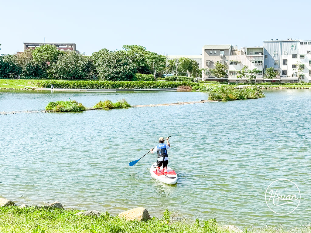 【2026 桃園最強公園】大園華興池生態埤塘公園：大人也能玩的極速滑軌、SUP 水上立槳體驗，還有絕美下沉式步道！ @About Hsuan美美媽咪親子美食旅遊