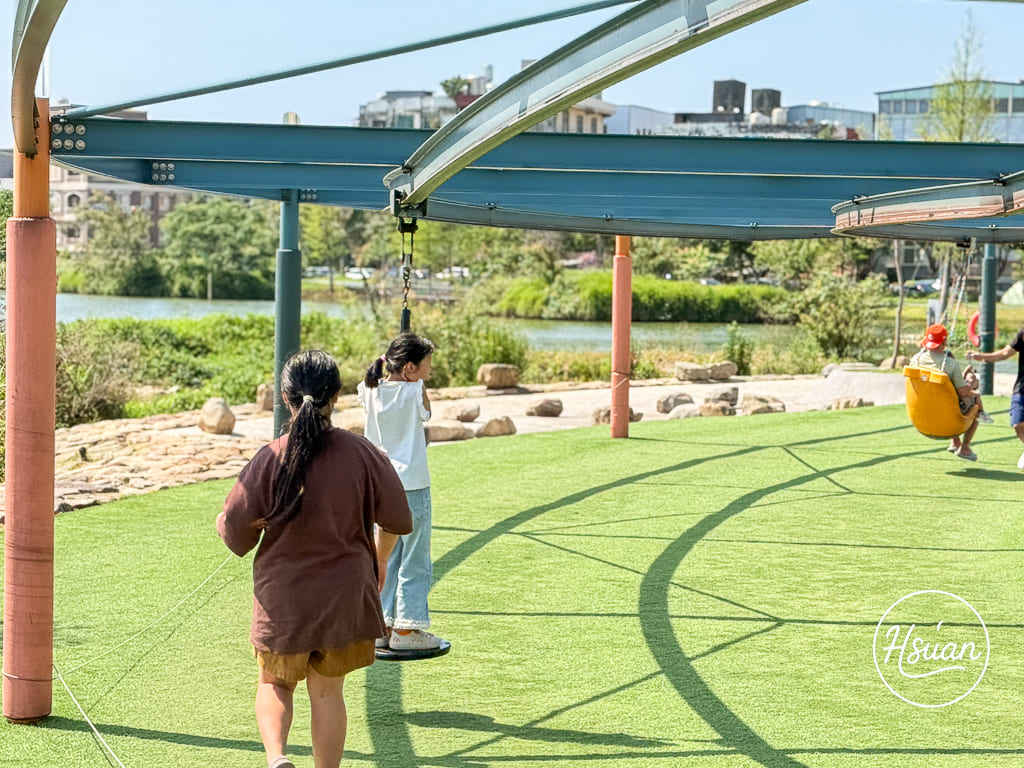 【2026 桃園最強公園】大園華興池生態埤塘公園：大人也能玩的極速滑軌、SUP 水上立槳體驗，還有絕美下沉式步道！ @About Hsuan美美媽咪親子美食旅遊