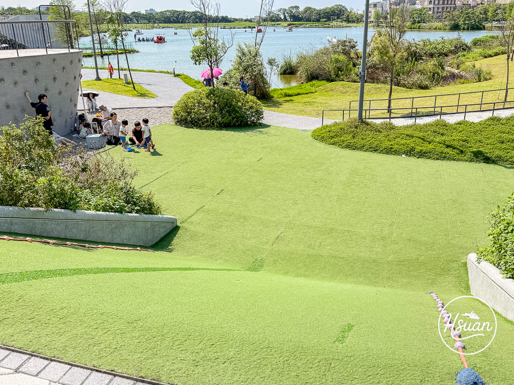【2026 桃園最強公園】大園華興池生態埤塘公園：大人也能玩的極速滑軌、SUP 水上立槳體驗，還有絕美下沉式步道！ @About Hsuan美美媽咪親子美食旅遊