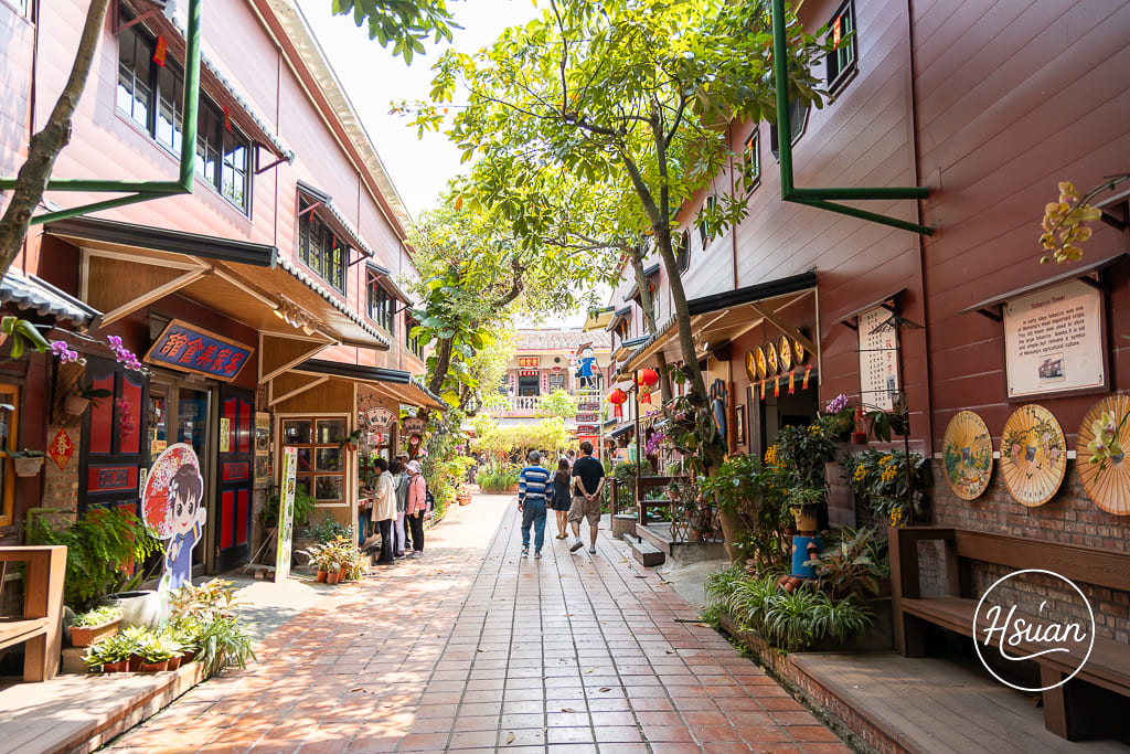 高雄美濃景點|美濃民俗村 免門票的客家風情園區,好停車好買、洗手間乾淨,親子長輩同遊的首選推薦! @About Hsuan美美媽咪親子美食旅遊 高雄美濃景點|美濃民俗村 免門票的客家風情園區,好停車好買、洗手間乾淨,親子長輩同遊的首選推薦! @About Hsuan美美媽咪親子美食旅遊