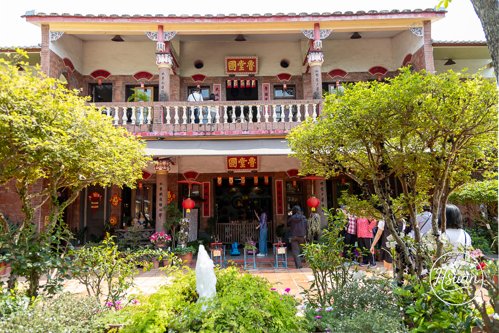 高雄美濃景點|美濃民俗村 免門票的客家風情園區,好停車好買、洗手間乾淨,親子長輩同遊的首選推薦! @About Hsuan美美媽咪親子美食旅遊 高雄美濃景點|美濃民俗村 免門票的客家風情園區,好停車好買、洗手間乾淨,親子長輩同遊的首選推薦! @About Hsuan美美媽咪親子美食旅遊