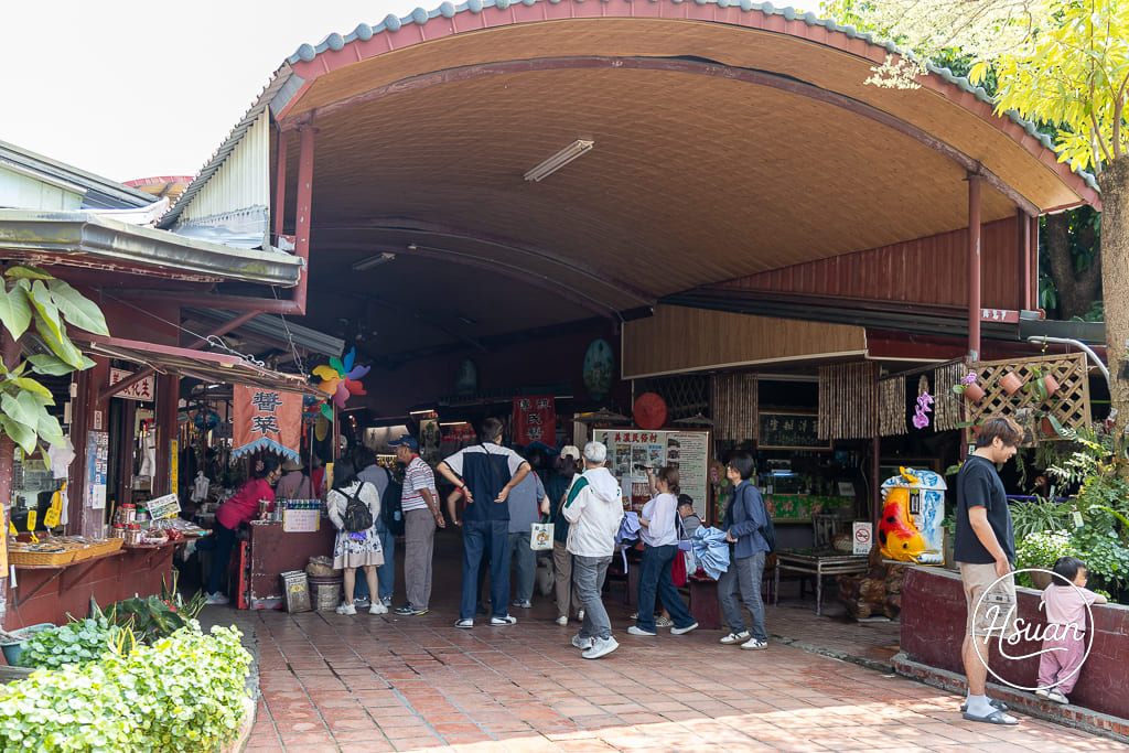 高雄美濃景點|美濃民俗村 免門票的客家風情園區,好停車好買、洗手間乾淨,親子長輩同遊的首選推薦! @About Hsuan美美媽咪親子美食旅遊 高雄美濃景點|美濃民俗村 免門票的客家風情園區,好停車好買、洗手間乾淨,親子長輩同遊的首選推薦! @About Hsuan美美媽咪親子美食旅遊