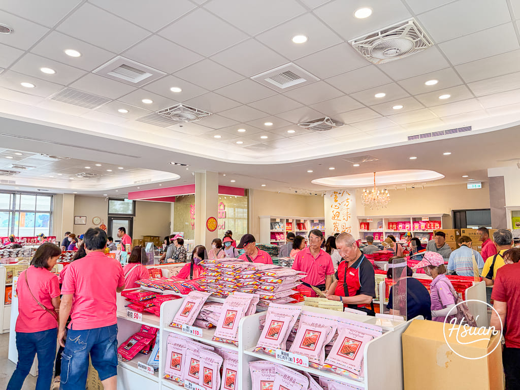 【苗栗通霄景點】台61線最強補給站-裕芳食品通霄店 50元起跳的零嘴買瘋了，還有白沙屯媽祖保庇禮盒，大停車場、乾淨廁所，西濱必停推薦！ @About Hsuan美美媽咪親子美食旅遊