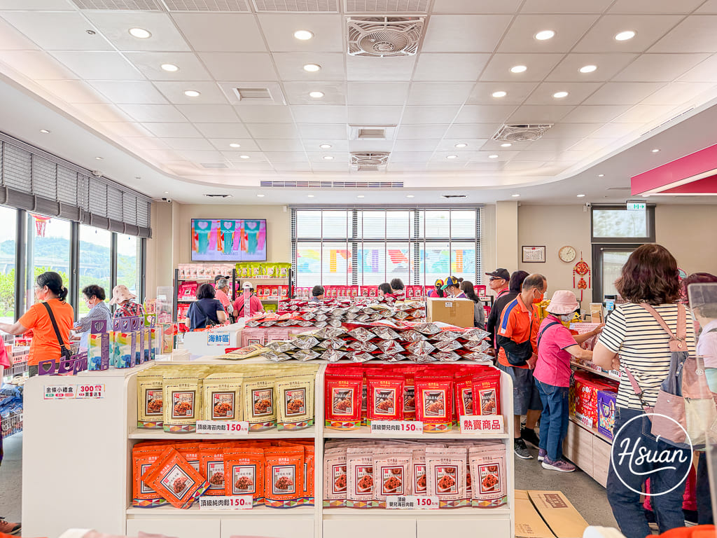【苗栗通霄景點】台61線最強補給站-裕芳食品通霄店 50元起跳的零嘴買瘋了，還有白沙屯媽祖保庇禮盒，大停車場、乾淨廁所，西濱必停推薦！ @About Hsuan美美媽咪親子美食旅遊