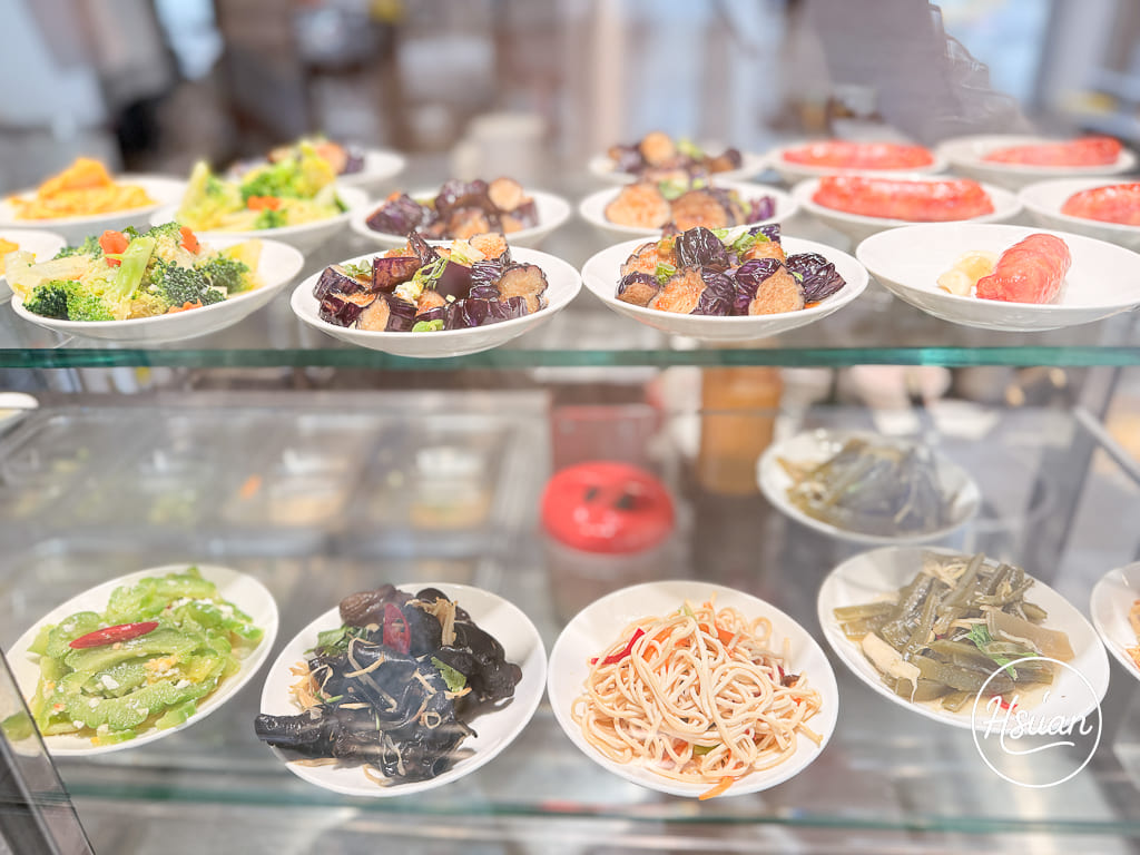 【桃園平鎮美食】中壢平鎮交界「火力雞-火雞肉飯平鎮店」復古花磚木質調文青風的銅板美食，必加神級免費辣菜脯！ @About Hsuan美美媽咪親子美食旅遊