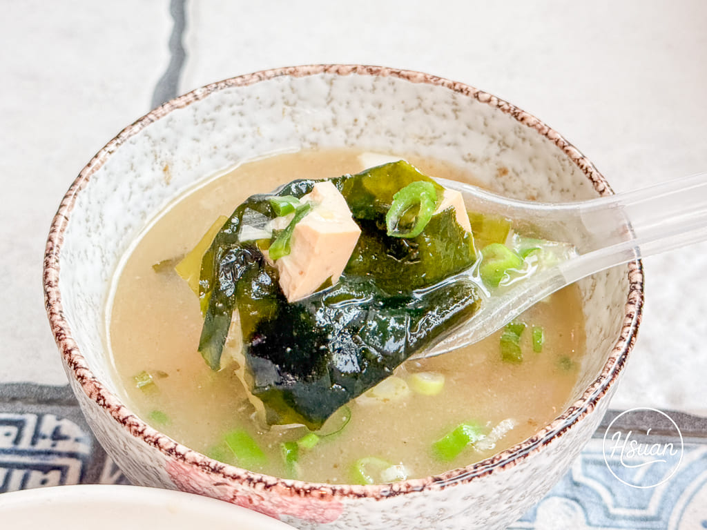 【桃園平鎮美食】中壢平鎮交界「火力雞-火雞肉飯平鎮店」復古花磚木質調文青風的銅板美食，必加神級免費辣菜脯！ @About Hsuan美美媽咪親子美食旅遊