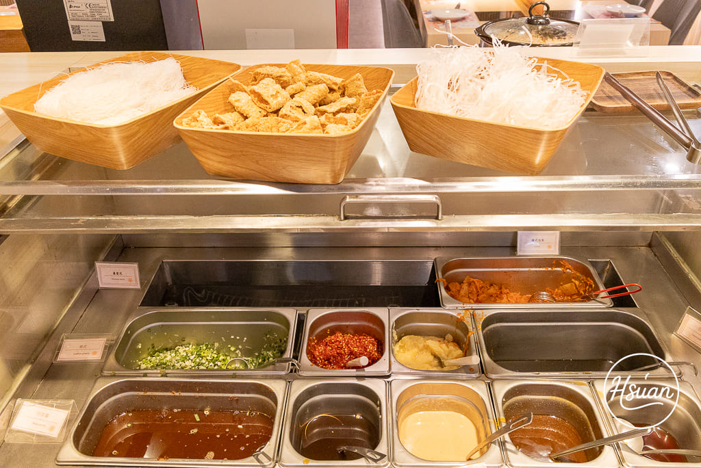 桃園火鍋吃到飽推薦｜秋風軒鍋物桃園ATT筷食尚店 全新肉肉吃到飽型態！三種價位任選，還有超豐盛蔬菜自助吧、特色飲品與新鮮雞蛋無限供應