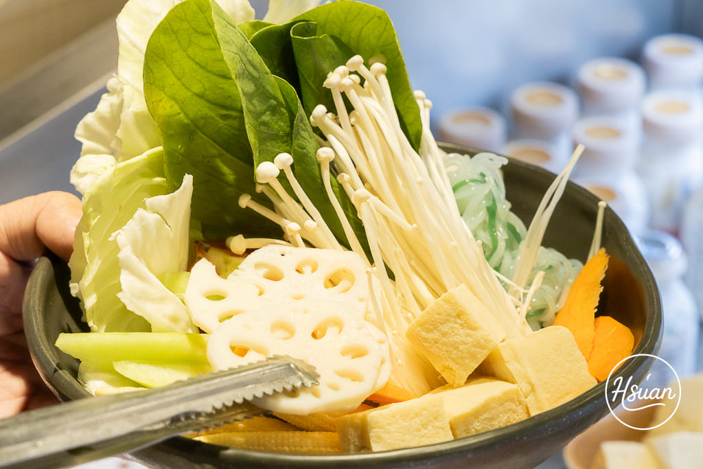 桃園火鍋吃到飽推薦｜秋風軒鍋物桃園ATT筷食尚店 全新肉肉吃到飽型態！三種價位任選，還有超豐盛蔬菜自助吧、特色飲品與新鮮雞蛋無限供應