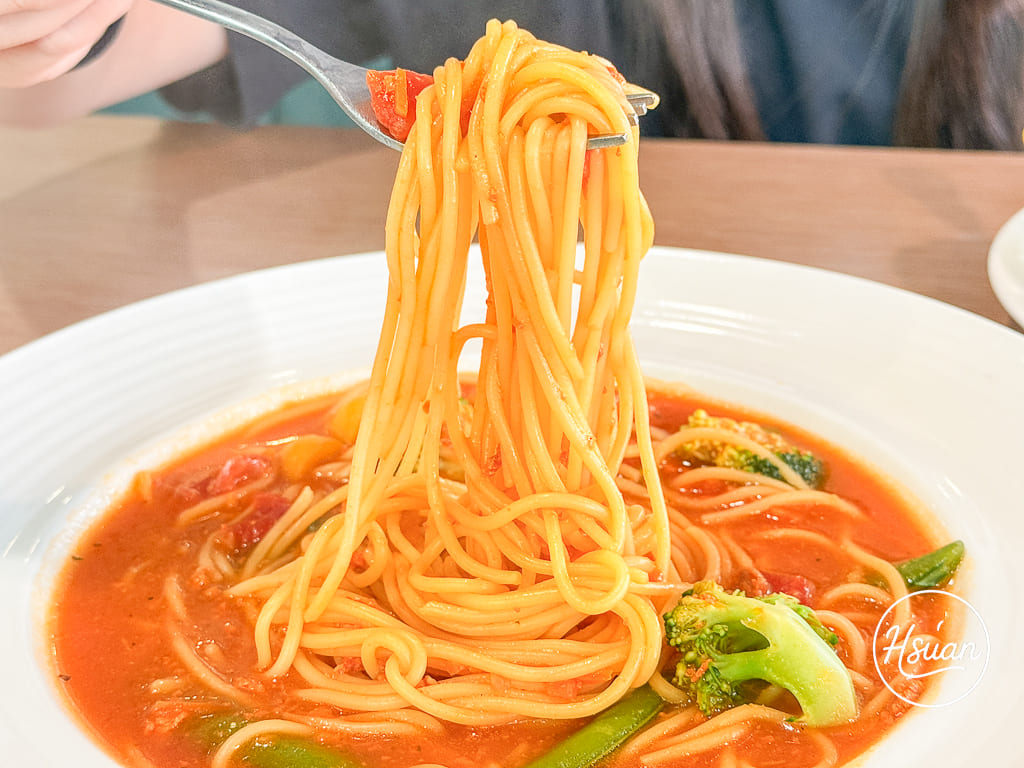 過嶺美食推薦｜簡單生活過嶺店：城市裡的浪漫玻璃屋，平日也客滿的超人氣義大利麵、焗飯 @About Hsuan美美媽咪親子美食旅遊