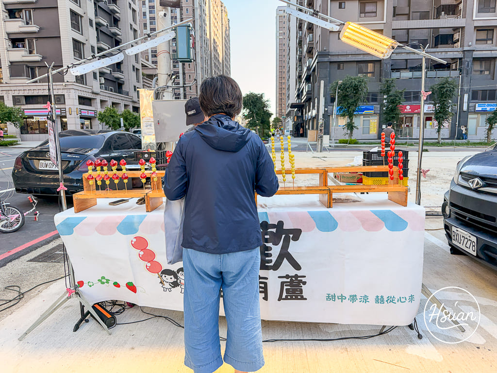 過嶺美食「松義市集」新開幕！主打天天不同攤車的過嶺微型夜市 烤魷魚、花椒雞排、臭豆腐糖葫蘆等 小朋友玩撈鴨鴨，晚上8點前限定的在地小確幸！