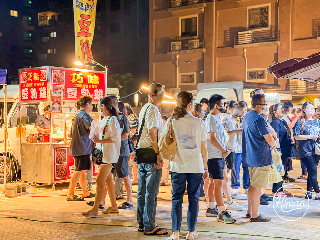 過嶺美食「松義市集」新開幕！主打天天不同攤車的過嶺微型夜市 烤魷魚、花椒雞排、臭豆腐糖葫蘆等 小朋友玩撈鴨鴨，晚上8點前限定的在地小確幸！