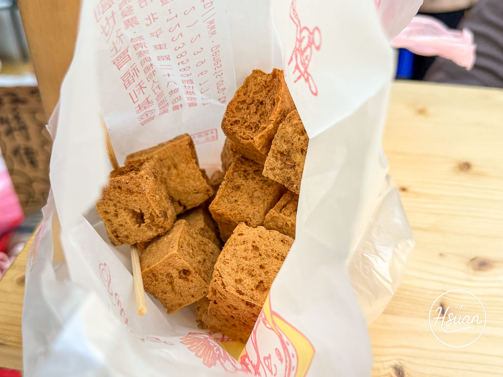 過嶺美食「松義市集」新開幕！主打天天不同攤車的過嶺微型夜市 烤魷魚、花椒雞排、臭豆腐糖葫蘆等 小朋友玩撈鴨鴨，晚上8點前限定的在地小確幸！