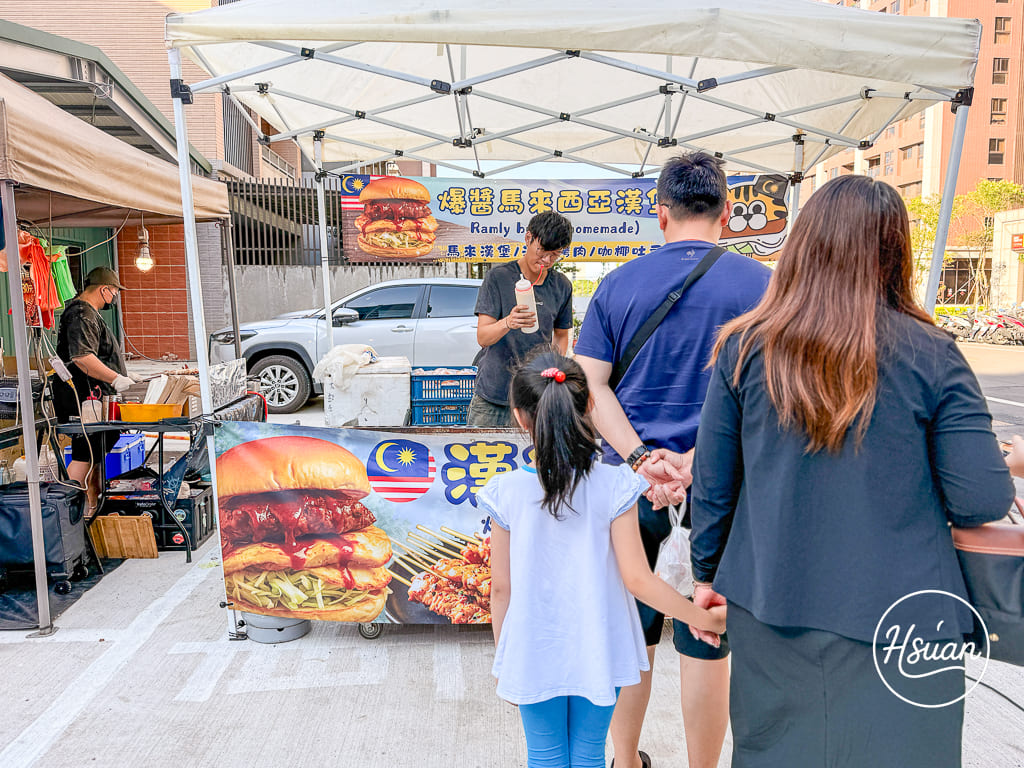 過嶺美食「松義市集」新開幕！主打天天不同攤車的過嶺微型夜市 烤魷魚、花椒雞排、臭豆腐糖葫蘆等 小朋友玩撈鴨鴨，晚上8點前限定的在地小確幸！