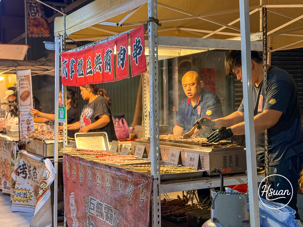 過嶺美食「松義市集」新開幕！主打天天不同攤車的過嶺微型夜市 烤魷魚、花椒雞排、臭豆腐糖葫蘆等 小朋友玩撈鴨鴨，晚上8點前限定的在地小確幸！