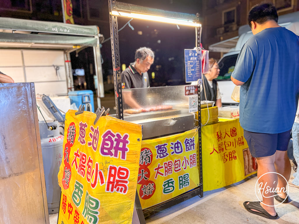 過嶺美食「松義市集」新開幕！主打天天不同攤車的過嶺微型夜市 烤魷魚、花椒雞排、臭豆腐糖葫蘆等 小朋友玩撈鴨鴨，晚上8點前限定的在地小確幸！