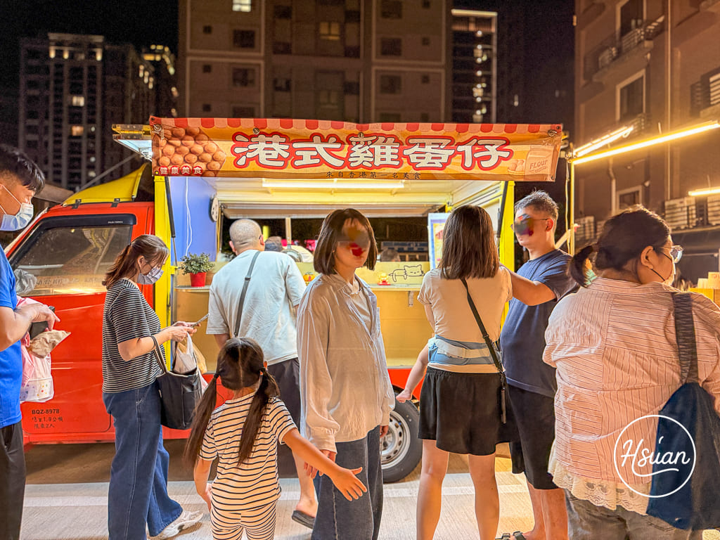 過嶺美食「松義市集」新開幕！主打天天不同攤車的過嶺微型夜市 烤魷魚、花椒雞排、臭豆腐糖葫蘆等 小朋友玩撈鴨鴨，晚上8點前限定的在地小確幸！