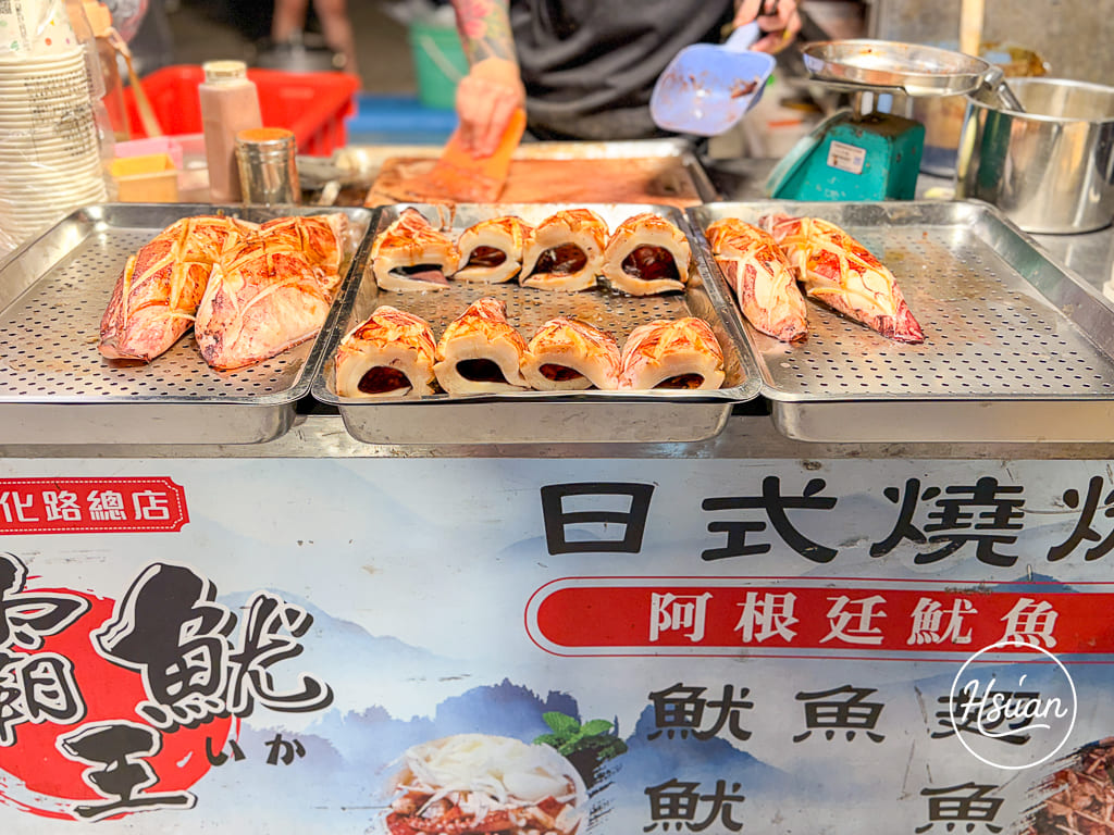 過嶺美食「松義市集」新開幕！主打天天不同攤車的過嶺微型夜市 烤魷魚、花椒雞排、臭豆腐糖葫蘆等 小朋友玩撈鴨鴨，晚上8點前限定的在地小確幸！