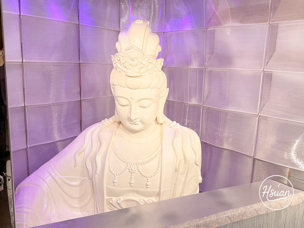 藏在通化街夜市裡的台日美學佛寺「天光願」，台北臨江街裡最溫柔的結界 來自東京淺草寺的聖觀音  今晚去貼個金箔抽籤祈願吧!
