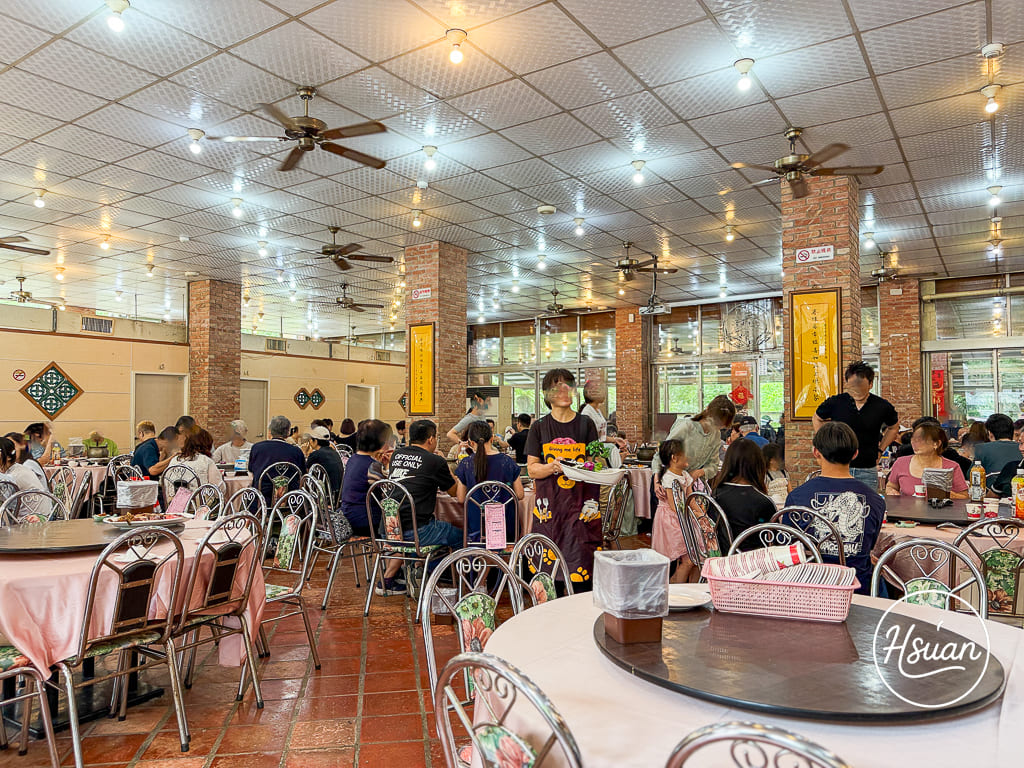 【三峽聚餐餐廳推薦】春谷餐廳|隱身山林30年老字號!超狂高CP值合菜,附免費停車場/遊戲區,家庭聚會首選 【三峽聚餐餐廳推薦】春谷餐廳|隱身山林30年老字號!超狂高CP值合菜,附免費停車場/遊戲區,家庭聚會首選