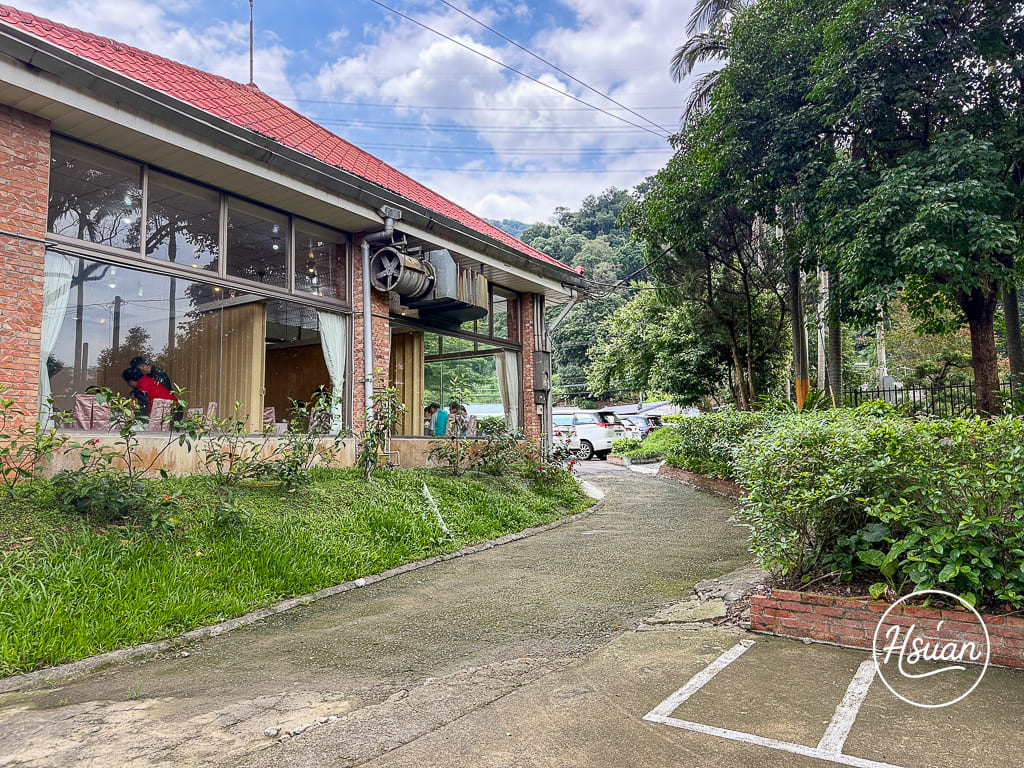 【三峽聚餐餐廳推薦】春谷餐廳|隱身山林30年老字號!超狂高CP值合菜,附免費停車場/遊戲區,家庭聚會首選 【三峽聚餐餐廳推薦】春谷餐廳|隱身山林30年老字號!超狂高CP值合菜,附免費停車場/遊戲區,家庭聚會首選